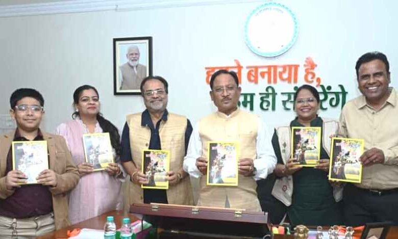 मुख्यमंत्री ने किया श्री शंकर पांडे की पुस्तक ’’छत्तीसगढ़ अतीत से अब तक’’ का विमोचन