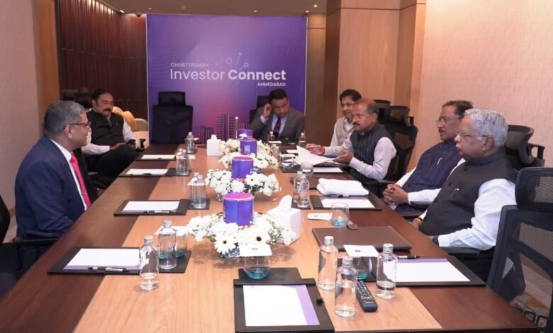 अहमदाबाद के टेक्सटाइल एसोसिएशन समूह ने मुख्यमंत्री विष्णुदेव साय से की मुलाकात, कपड़ा उद्योग में निवेश की रुचि दिखाई अहमदाबाद के टेक्सटाइल एसोसिएशन समूह ने मुख्यमंत्री विष्णुदेव साय से की मुलाकात, कपड़ा उद्योग में निवेश की रुचि दिखाई