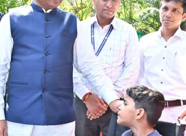 पैरों से चित्र उकेरने वाली पूनम बिटिया के जीवन में मुख्यमंत्री ने भरी नई उम्मीद — अब विशेष विद्यालय में मिलेगा शिक्षण और छात्रवृत्ति