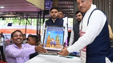 जनदर्शन में अद्भुत दृश्य—भिलाई के अंकुश देवांगन ने मुख्यमंत्री को भेंट की संगमरमर पर बनी प्रधानमंत्री  नरेंद्र मोदी की सूक्ष्म प्रतिमा