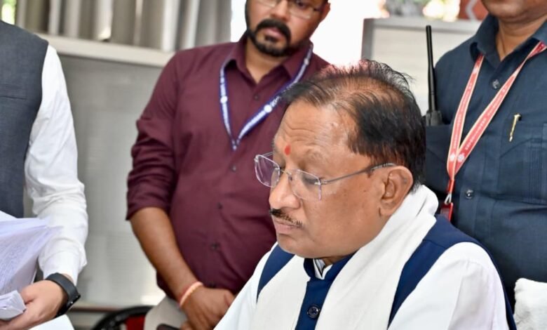 जनदर्शन: मुख्यमंत्री विष्णु देव साय ने आमजन की समस्याएँ सुनीं, मौके पर दिए त्वरित समाधान