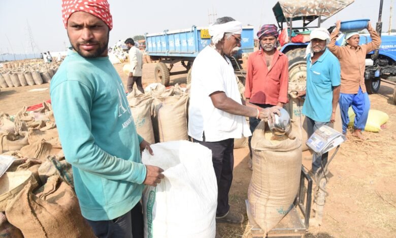 सहकारी कर्मचारियों के हड़ताल का कोई प्रभाव नही सहकारी कर्मचारियों के हड़ताल का कोई प्रभाव नही