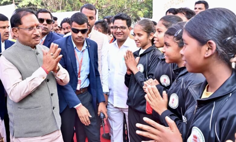 मुख्यमंत्री श्री विष्णुदेव साय ने यूनिटी मार्च के लिए राज्य के 68 युवाओं के दल को हरी झंडी दिखाकर किया रवाना