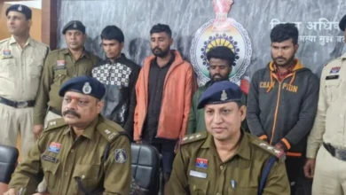 फर्जी आबकारी पुलिस बनकर छापा मारने पहुंचे युवक, ग्रामीणों ने पकड़े चार, एक आरोपी फरार