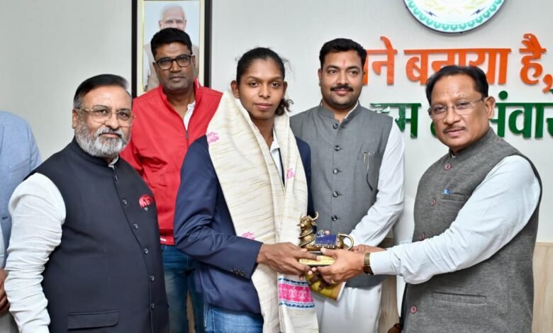 मुख्यमंत्री श्री साय ने महिला कबड्डी विश्व कप की स्टार खिलाड़ी संजू देवी को दी बधाई