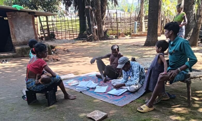 जंगल-पहाड़ों के रास्तों से मतदाताओं तक पहुंच रही टीम