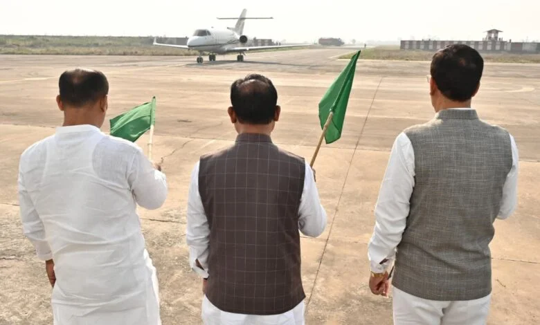 CM ने स्टेट हैंगर से विमान परिचालन सेवा का किया शुभारंभ CM ने स्टेट हैंगर से विमान परिचालन सेवा का किया शुभारंभ