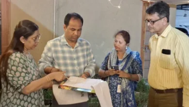 मतदाता सूची के विशेष गहन पुनरीक्षण अभियान के तहत कलेक्टर को बीएलओ ने सौंपा गणना प्रपत्र मतदाता सूची के विशेष गहन पुनरीक्षण अभियान के तहत कलेक्टर को बीएलओ ने सौंपा गणना प्रपत्र