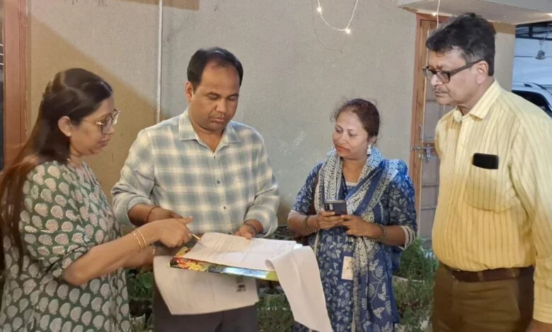 मतदाता सूची के विशेष गहन पुनरीक्षण अभियान के तहत कलेक्टर को बीएलओ ने सौंपा गणना प्रपत्र