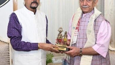 राज्यपाल रमेन डेका से जम्मू-कश्मीर के उपराज्यपाल मनोज सिन्हा ने की मुलाकात