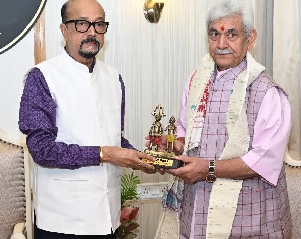 राज्यपाल रमेन डेका से जम्मू-कश्मीर के उपराज्यपाल मनोज सिन्हा ने की मुलाकात