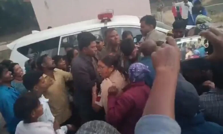 कार्रवाई करने पहुंची आबकारी टीम पर हमला, अधिकारी को बनाया बंधक कार्रवाई करने पहुंची आबकारी टीम पर हमला, अधिकारी को बनाया बंधक