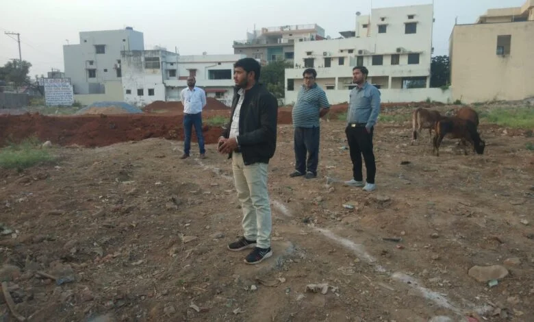 अमलीडीह पुलिस कालोनी के पास में 3 एकड़ में अवैध प्लाटिंग, मुरूम से रोड काटकर रोका