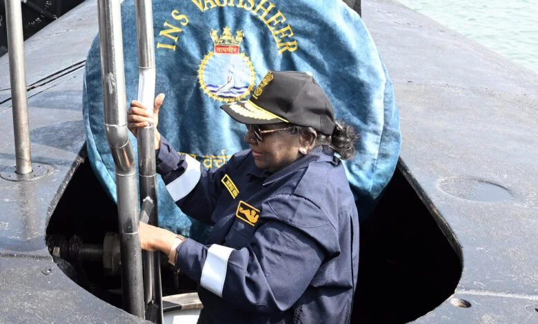 राष्ट्रपति ने पनडुब्बी आईएनएस वाघशीर में यात्रा की राष्ट्रपति ने पनडुब्बी आईएनएस वाघशीर में यात्रा की