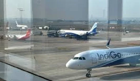 दिल्ली और मुंबई हवाई अड्डों पर आज भी उड़ानें रद्द, एडवाइजरी जारी