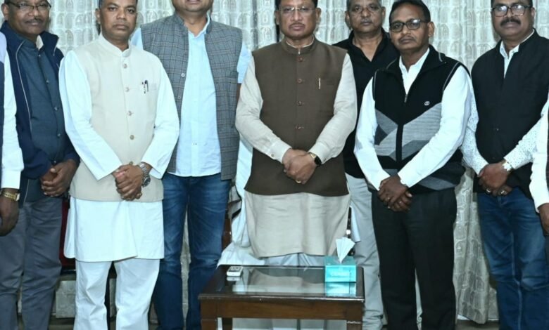 मुख्यमंत्री श्री विष्णुदेव साय से हल्बा-हल्बी समाज के प्रतिनिधिमण्डल ने की सौजन्य मुलाकात