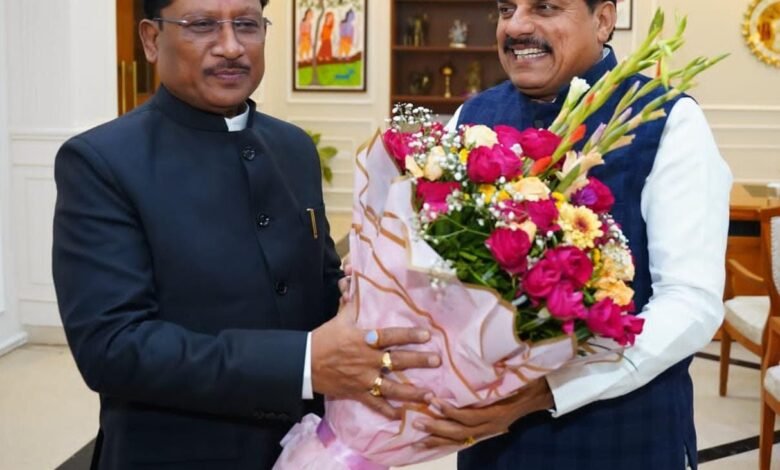 मुख्यमंत्री श्री विष्णु देव साय  ने  भोपाल प्रवास के दौरान  मध्यप्रदेश के मुख्यमंत्री डॉ. मोहन यादव से रविवार की शाम समत्व भवन मुख्यमंत्री निवास में सौजन्य भेंट की।