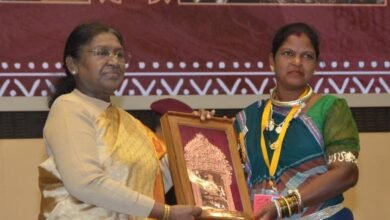 नई दिल्ली के विज्ञान भवन में छत्तीसगढ़ की शिल्पकार श्रीमती हीराबाई झरेका बघेल को आज धातुकला में उत्कृष्ट योगदान के लिए राष्ट्रपति श्रीमती द्रौपदी मुर्मु ने राष्ट्रीय हस्तशिल्प पुरस्कार से सम्मानित किया।