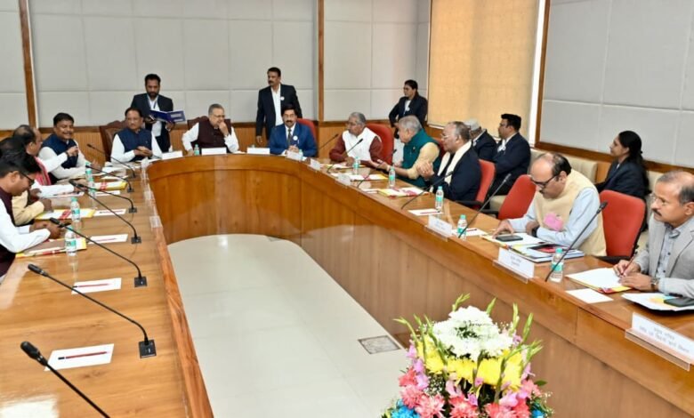 विधानसभा अध्यक्ष डॉ रमन सिंह की अध्यक्षता में आज यहां विधानसभा के समिति कक्ष में कार्य मंत्रणा समिति की बैठक आयोजित की गई।बैठक में मुख्यमंत्री श्री विष्णु देव साय, उपमुख्यमंत्री श्री अरुण साव, संसदीय कार्य मंत्री श्री केदार कश्यप सहित समिति के सदस्य उपस्थित थे।