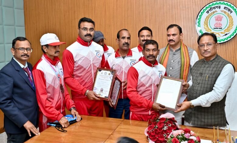 मुख्यमंत्री श्री साय से मास्टर एथलीट फेडरेशन ऑफ इंडिया के प्रतिभागियों ने की सौजन्य भेंट