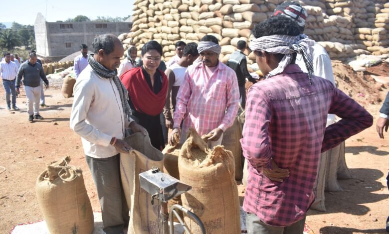 धान खरीदी केंद्रों का कलेक्टर ने किया आकस्मिक निरीक्षण