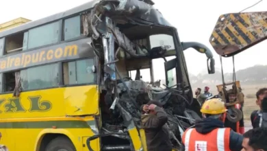 तेज रफ्तार बस खड़े ट्रेलर से टकराई, 16 यात्री घायल; 11 की हालत गंभीर