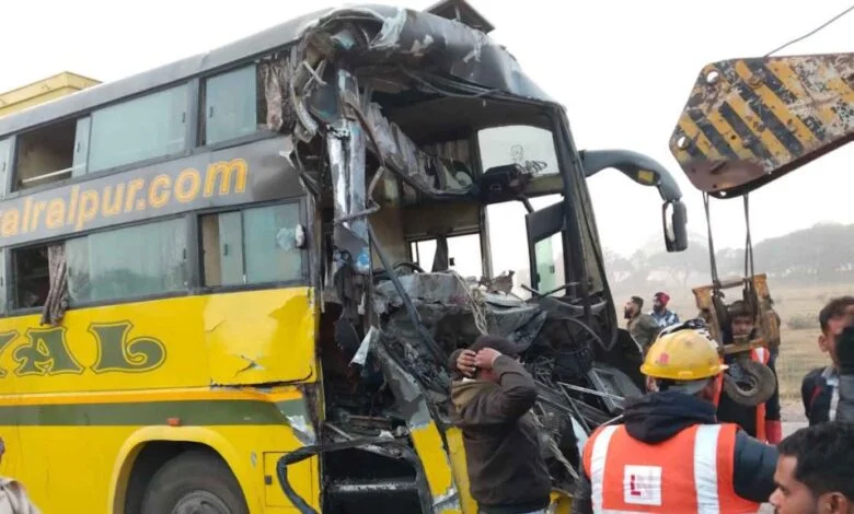 तेज रफ्तार बस खड़े ट्रेलर से टकराई, 16 यात्री घायल; 11 की हालत गंभीर