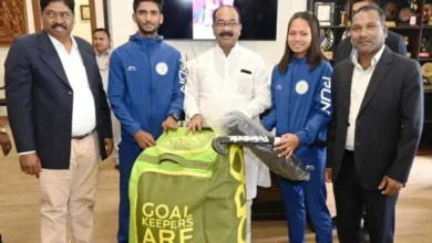 नेशनल सेंटर ऑफ एक्सीलेंस में परफॉर्मेंस असेसमेंट के लिए चयनित खिलाड़ियों को हॉकी किट