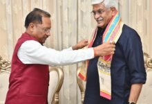 केंद्रीय पर्यटन एवं संस्कृति मंत्री श्री गजेन्द्र सिंह शेखावत ने मुख्यमंत्री श्री विष्णुदेव साय से की सौजन्य भेंट